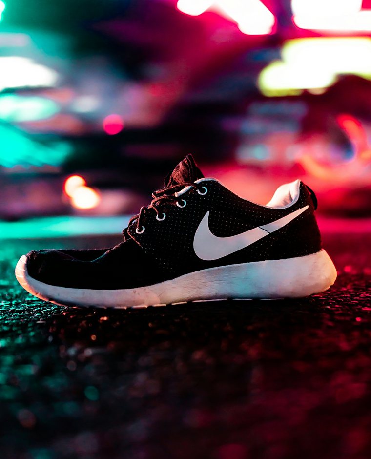 Sneaker bei Nacht